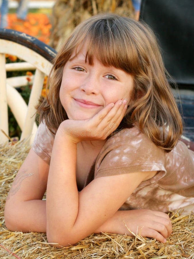 Fondo sonriente de la caída de la muchacha feliz imagen de archivo libre de regalías Fondo sonriente de la caída de la muchacha feliz imagen de archivo libre de regalías