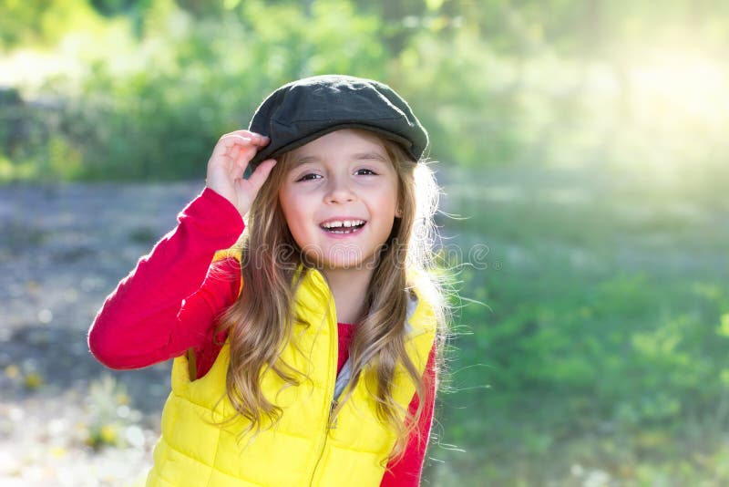 Fondo sorridente felice del ritratto della ragazza del bambino all'aperto fotografia stock Fondo sorridente felice del ritratto della ragazza del bambino all'aperto fotografia stock