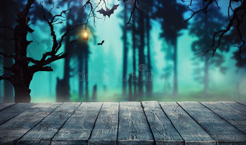 Fondo spettrale di Halloween con le plance di legno vuote