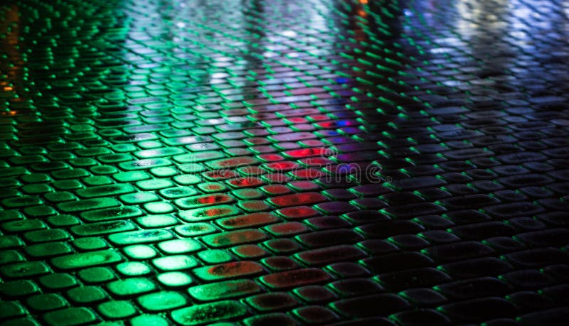 Fondo urbano abstracto Calles después de la lluvia con reflexiones de la luz en el camino mojado foto de archivo Fondo urbano abstracto Calles después de la lluvia con reflexiones de la luz en el camino mojado foto de archivo