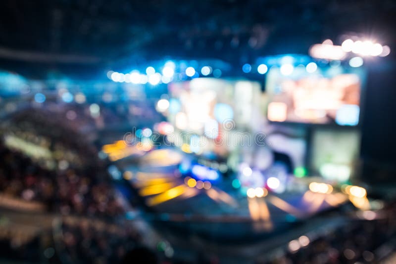Fondo vago dell'evento dei esports alla grande arena con molti luci e schermi fotografia stock libera da diritti Fondo vago dell'evento dei esports alla grande arena con molti luci e schermi fotografia stock libera da diritti