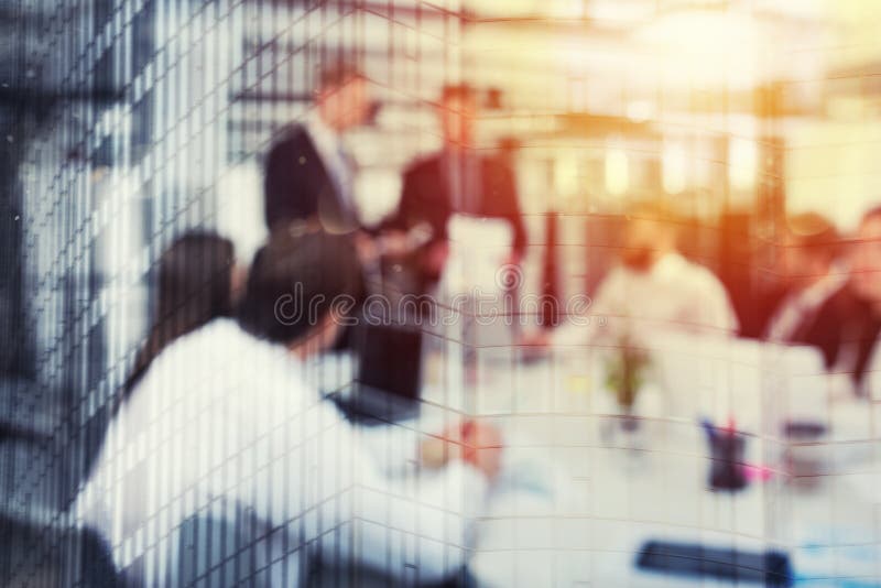 Fondo vago della gente di affari in ufficio con effetto futuristico immagini stock libere da diritti Fondo vago della gente di affari in ufficio con effetto futuristico immagini stock libere da diritti