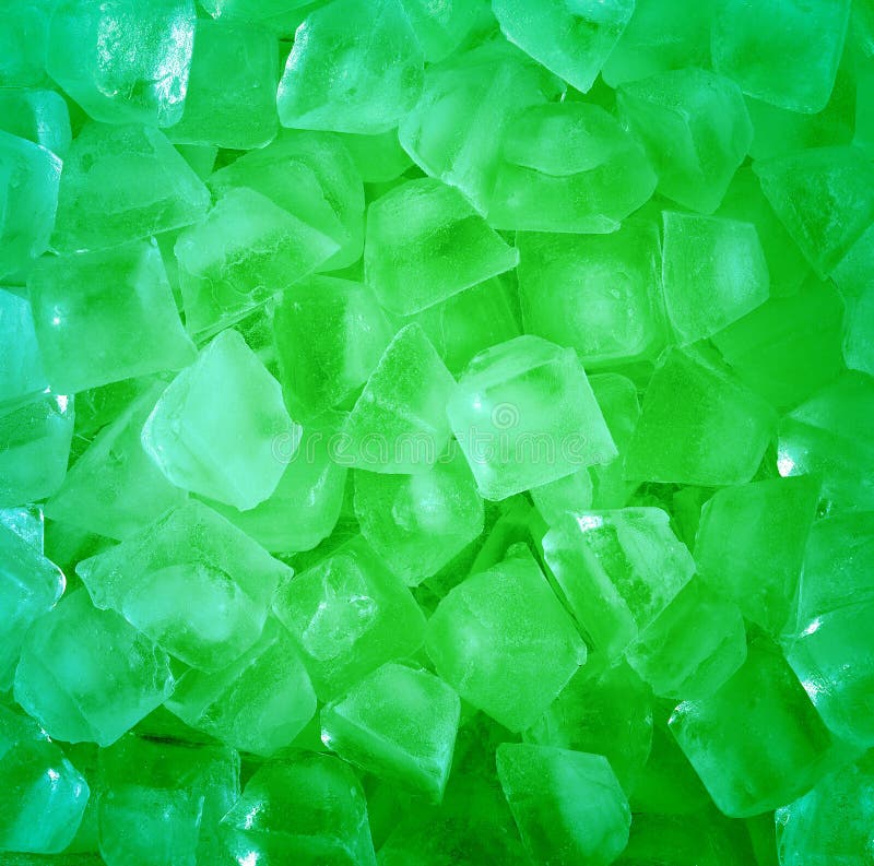 Fondo verde fresco fresco de cubo de hielo foto de archivo libre de regalías