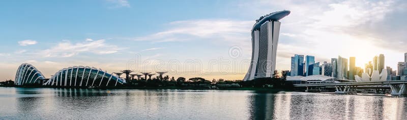 Fondo vibrante del panorama del color de la opinión del horizonte de Singapur de rascacielos en Marina Bay imágenes de archivo libres de regalías Fondo vibrante del panorama del color de la opinión del horizonte de Singapur de rascacielos en Marina Bay imágenes de archivo libres de regalías