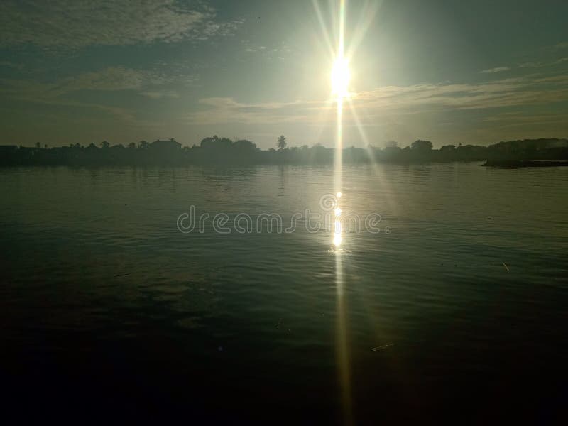 Fondo y nube del cielo con la subida del sol del río imágenes de archivo libres de regalías Fondo y nube del cielo con la subida del sol del río imágenes de archivo libres de regalías