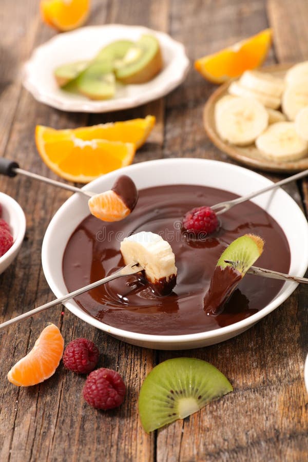 Panela De Fondue Com Chocolate E Mistura De Frutas Na Vista Superior De