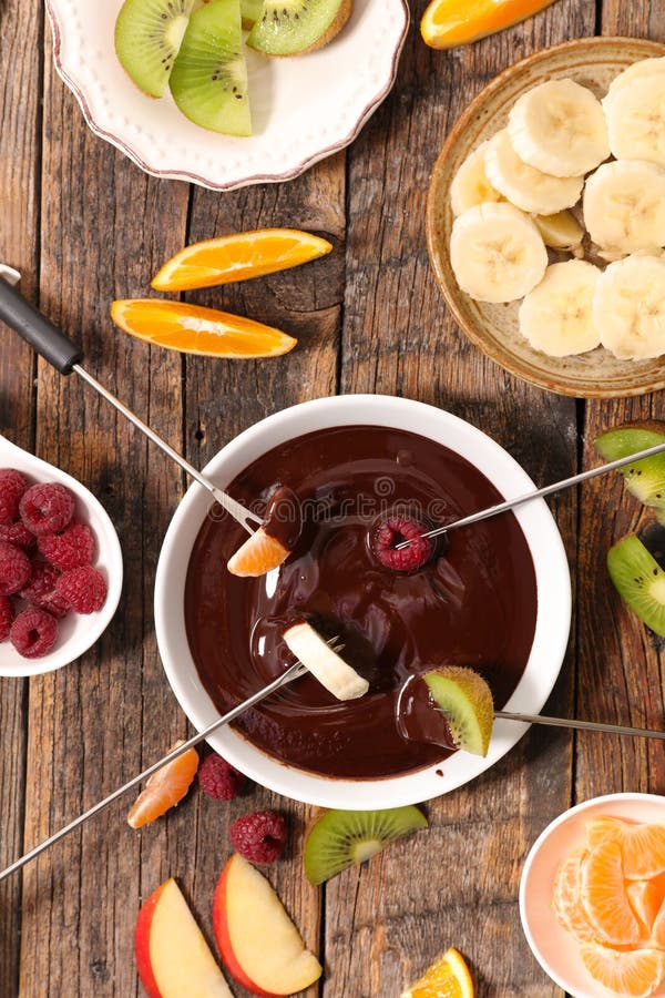 "fondue" De Chocolate Con Las Frutas Foto de archivo Imagen de