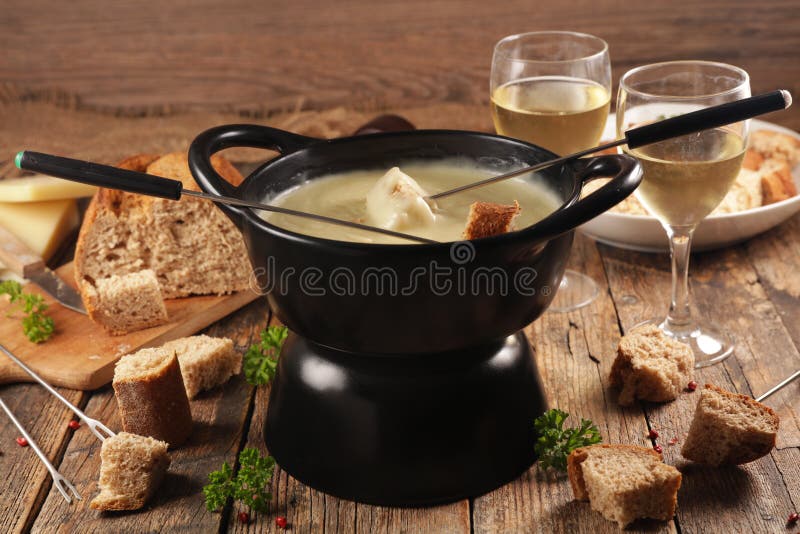 Fondue De Queso Con Baguette Foto de archivo Imagen de queso, cocina