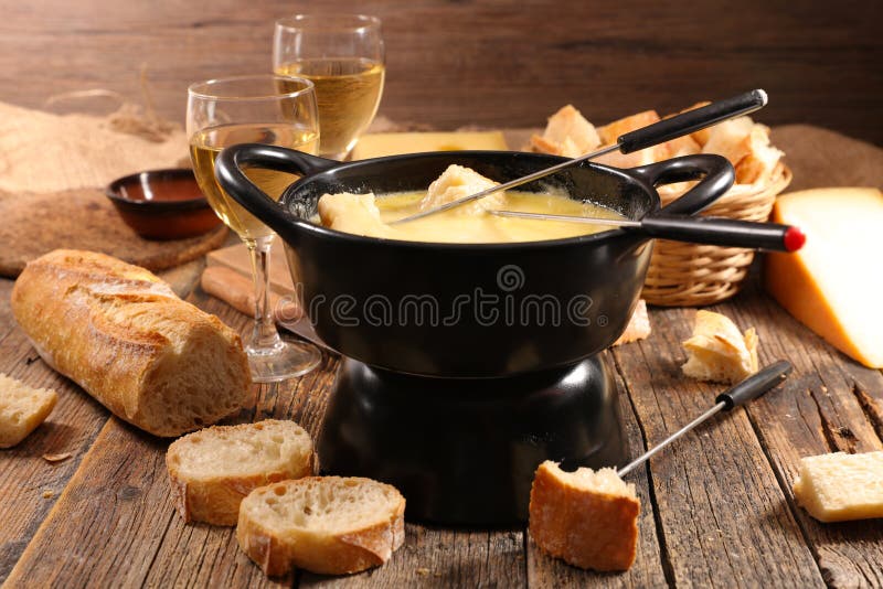 Fondue de queso con pan imagen de archivo. Imagen de cena 227499203