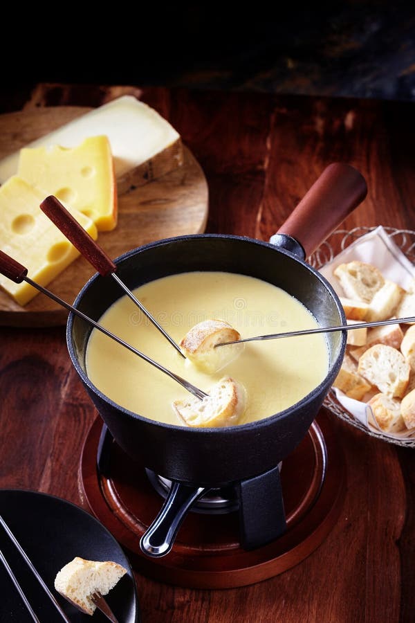 "fondue" De Queso Suizo, Un Plato Nacional Popular Foto de archivo