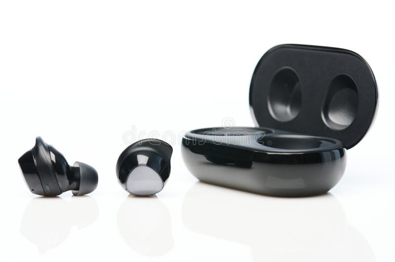 Fones de ouvido sem fio preto modernos fotografia de stock