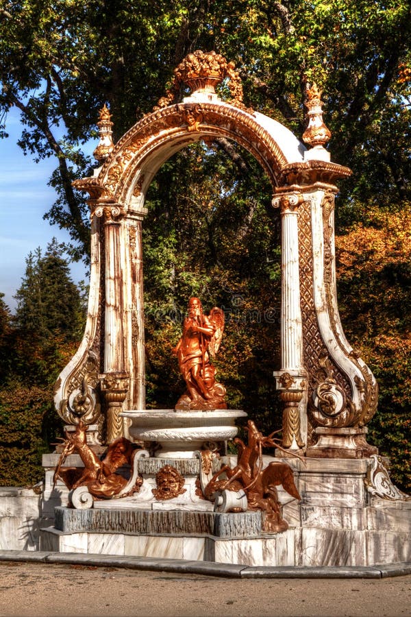 Fontaine aux jardins de palais de la La Granja de San Ildefonso, Ségovie, Castille et Léon, Espagne images libres de droits Fontaine aux jardins de palais de la La Granja de San Ildefonso, Ségovie, Castille et Léon, Espagne images libres de droits