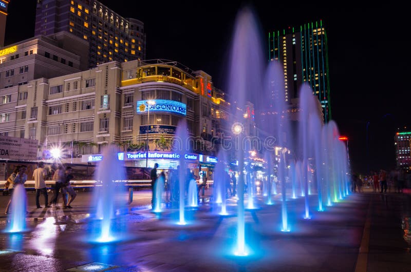 Fontaine colorée sur Nguyen Hue Walking Street en Ho Chi Minh City, Vietnam image libre de droits Fontaine colorée sur Nguyen Hue Walking Street en Ho Chi Minh City, Vietnam image libre de droits