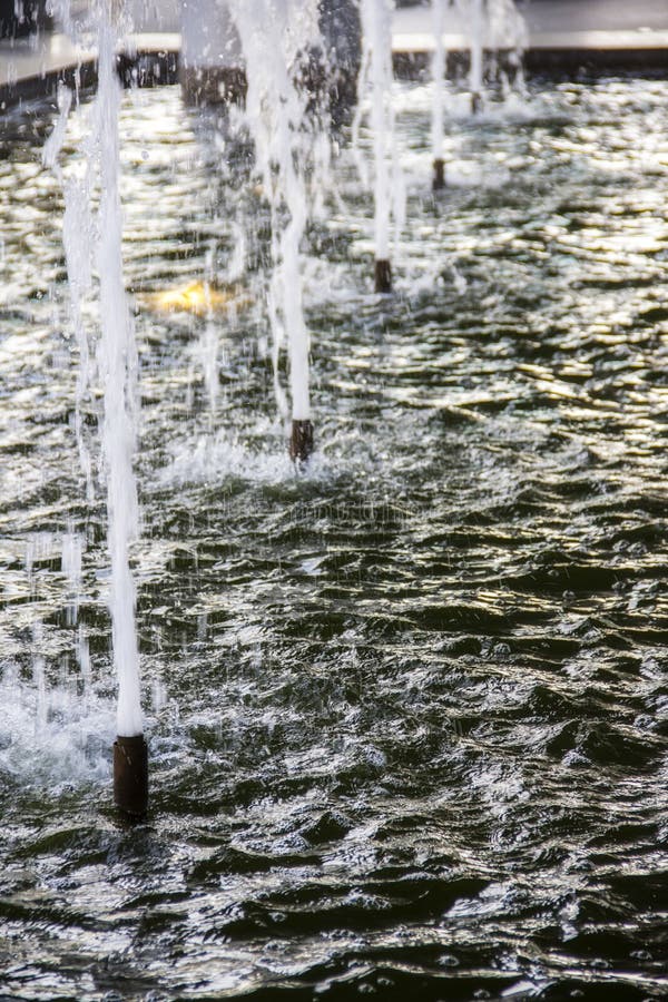 Fontaine d'eau de bouillonnement photos libres de droits Fontaine d'eau de bouillonnement photos libres de droits