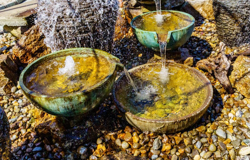Fontaine d'eau en pierre, shui de feng de décoration de cuvettes de l'eau de jardin images libres de droits
