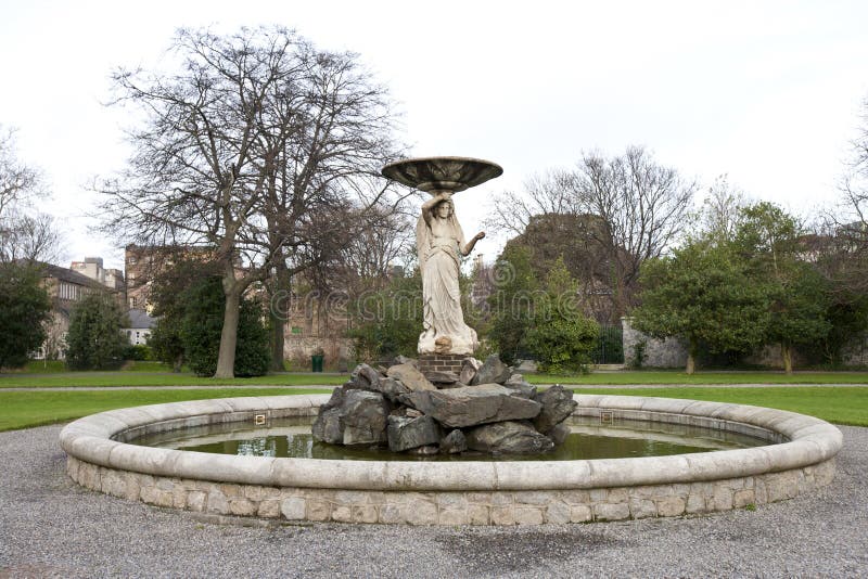 Fontaine Dans Des Jardins D'Iveagh, Dublin Image stock Image du ciel