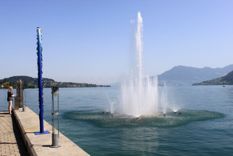 Fontaine dans le lac suisse images stock Fontaine dans le lac suisse images stock