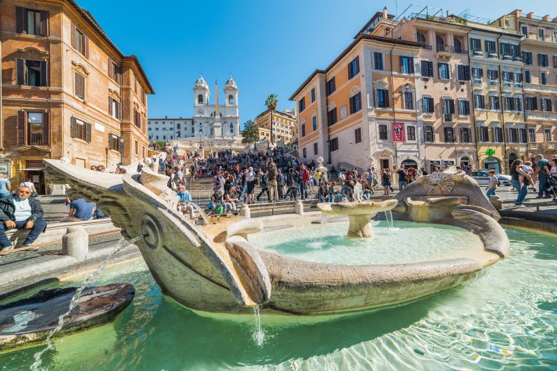 Fontaine de Barcaccia en Piazza di Spagna image libre de droits Fontaine de Barcaccia en Piazza di Spagna image libre de droits
