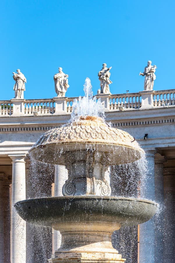 Fontaine de Bernini ? St Peters Basilica St Peters Square, Vatican photo stock Fontaine de Bernini ? St Peters Basilica St Peters Square, Vatican photo stock