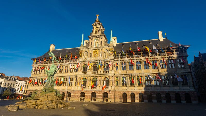 Fontaine de brabo devant l'hôtel de ville d'anvers, sur la place grote image stock
