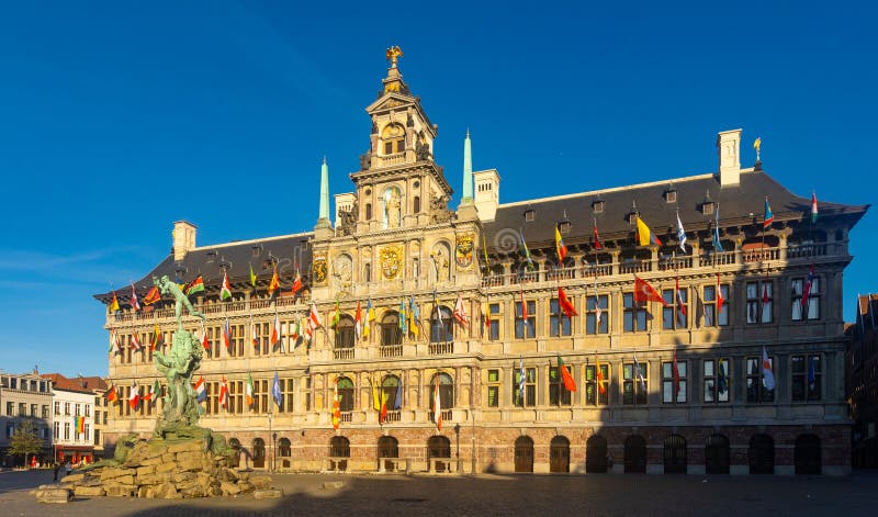 Fontaine de brabo et hôtel de ville d'anvers sur la place du marché central de grote photos libres de droits