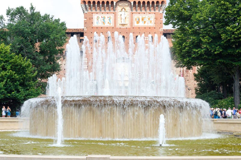 Fontaine de Di Piazza Castello près de château de Sforza images stock Fontaine de Di Piazza Castello près de château de Sforza images stock