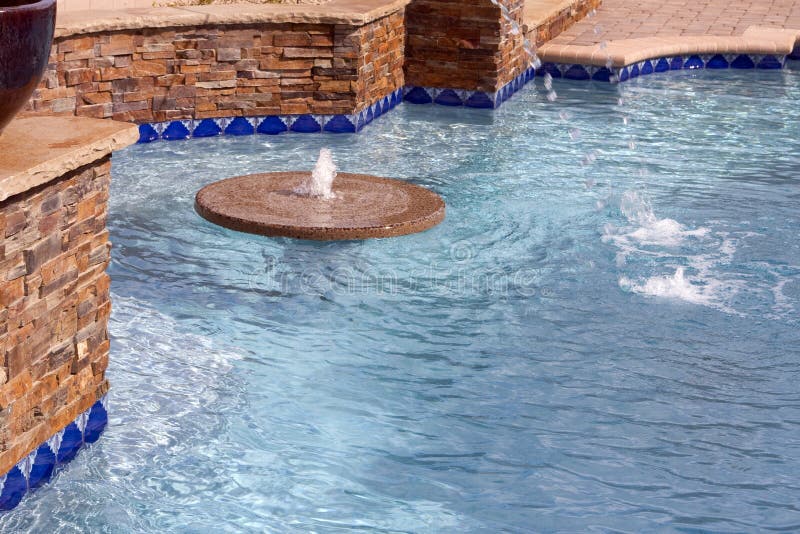 Fontaine de flottement dans une piscine photo stock Fontaine de flottement dans une piscine photo stock