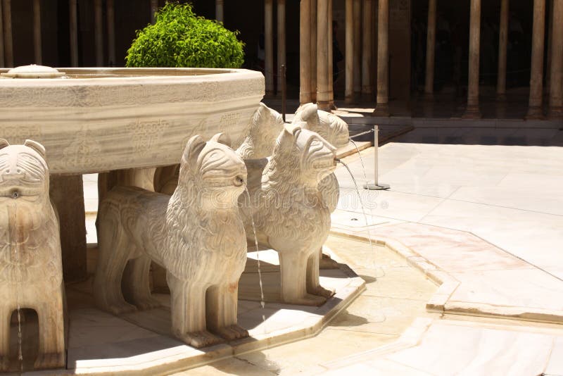 Fontaine de lion en Alhambra Castle, Espagne images stock Fontaine de lion en Alhambra Castle, Espagne images stock