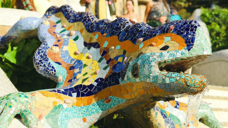 Fontaine de lézard au parc guell à barcelone