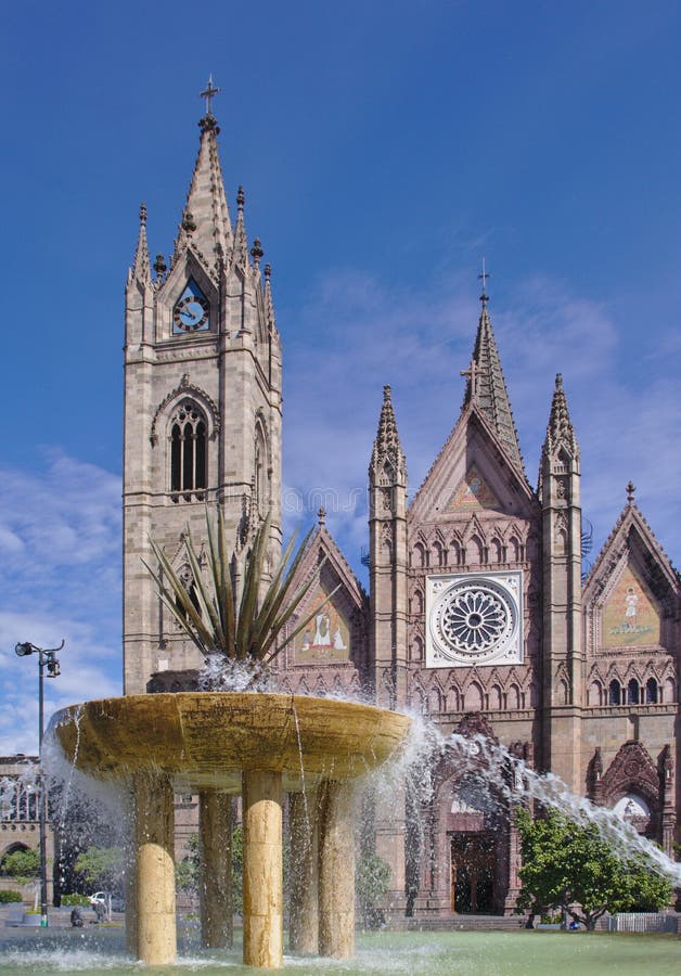 Fontaine devant le temple d'Expiatorio à Guadalajara images stock Fontaine devant le temple d'Expiatorio à Guadalajara images stock