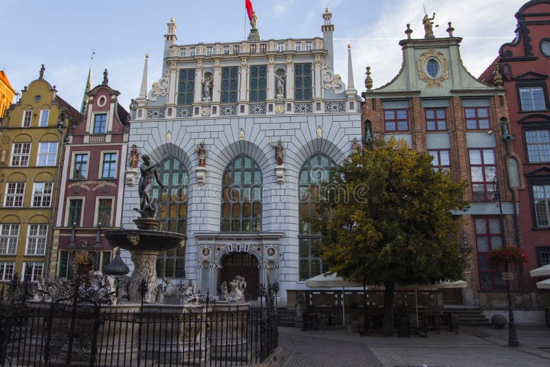 Fontaine du ` s de Neptune - est une fontaine historique sur le fond d'une belle vieille maison à Danzig poland photos libres de droits Fontaine du ` s de Neptune - est une fontaine historique sur le fond d'une belle vieille maison à Danzig poland photos libres de droits