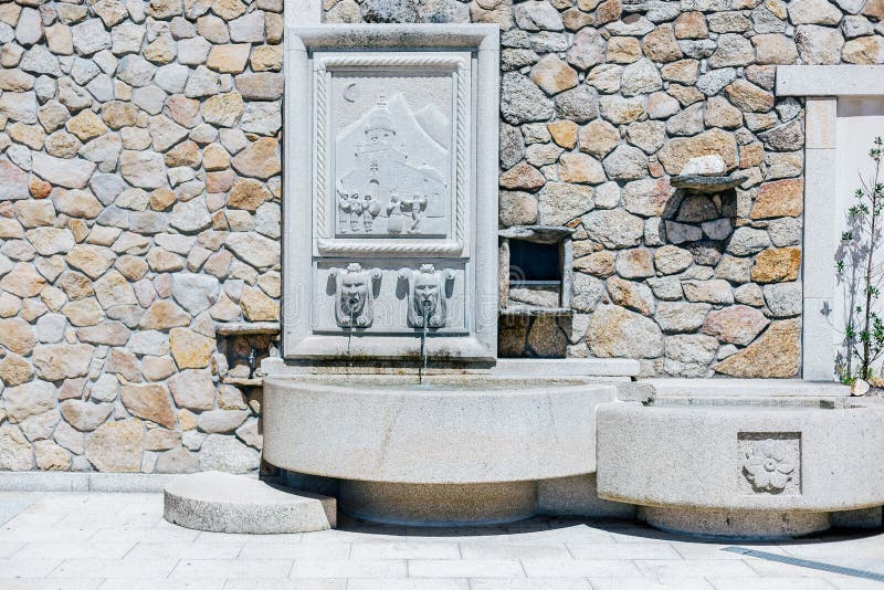 Fontaine en pierre curieuse avec des scènes rurales Au nord de l'Espagne photos libres de droits Fontaine en pierre curieuse avec des scènes rurales Au nord de l'Espagne photos libres de droits