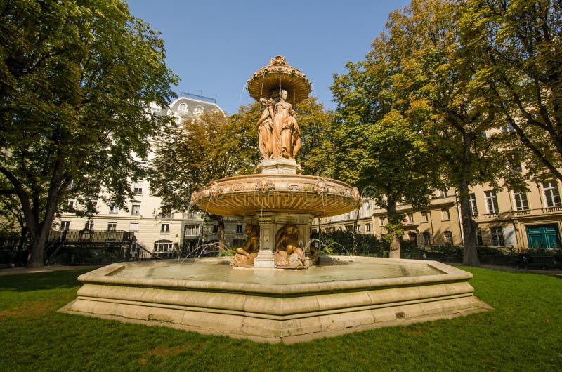 Fontaine Louvois är en monumental offentlig springbrunn i den Louvois fyrkanten arkivfoton Fontaine Louvois är en monumental offentlig springbrunn i den Louvois fyrkanten arkivfoton