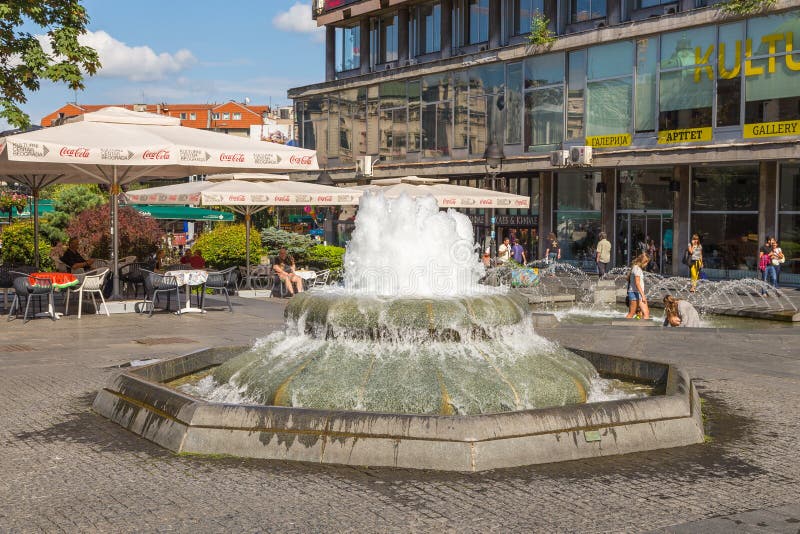 Fontaine sur la rue de Kneza Mihaila au centre de Belgrade, Serbie image libre de droits Fontaine sur la rue de Kneza Mihaila au centre de Belgrade, Serbie image libre de droits