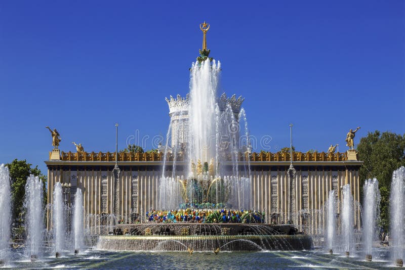 Fontaine “fleur en pierre “sur le fond du pavillon “Ukraine “sur le territoire du centre d'exposition Tout-russe VDN photo stock Fontaine “fleur en pierre “sur le fond du pavillon “Ukraine “sur le territoire du centre d'exposition Tout-russe VDN photo stock