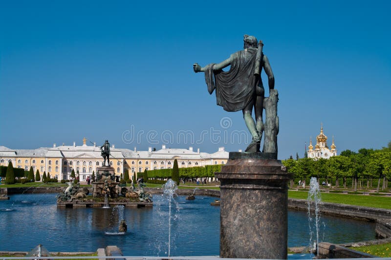Fontaines de Peterhof en Russie photo libre de droits Fontaines de Peterhof en Russie photo libre de droits