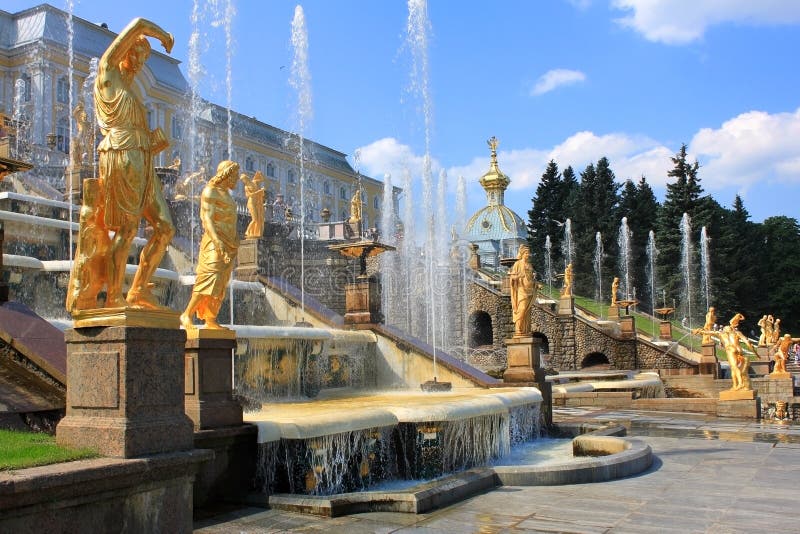 Fontaines de Peterhof, Russie photographie stock libre de droits Fontaines de Peterhof, Russie photographie stock libre de droits