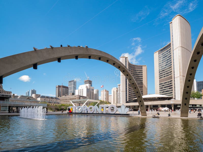Fontana al segno di Toronto e di Nathan Phillips Square immagini stock