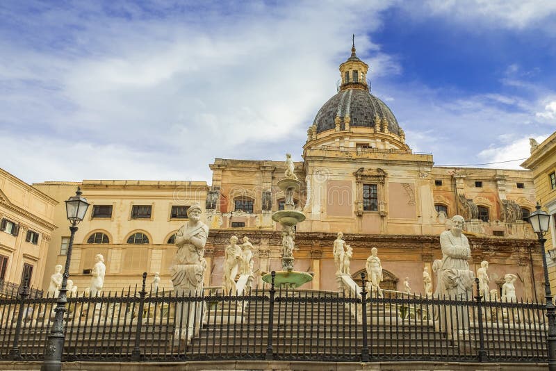 Fontana barrocco con le statue sulla piazza Pretoria a Palermo, Sicilia fotografia stock libera da diritti Fontana barrocco con le statue sulla piazza Pretoria a Palermo, Sicilia fotografia stock libera da diritti