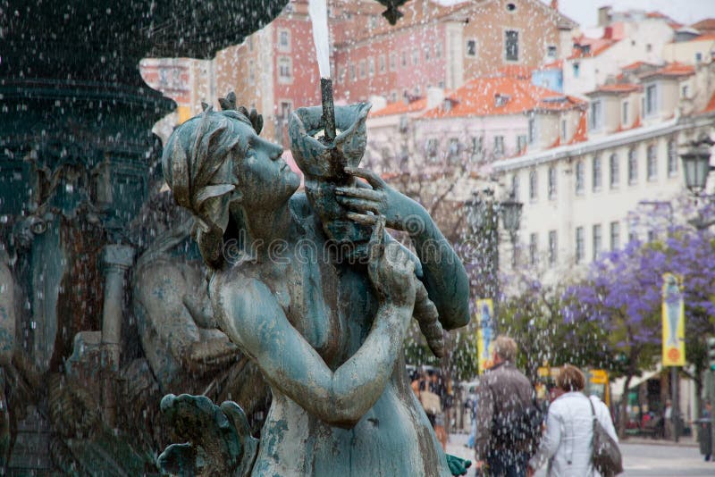 Fontana bronzea al quadrato di Rossio a Lisbona immagini stock Fontana bronzea al quadrato di Rossio a Lisbona immagini stock
