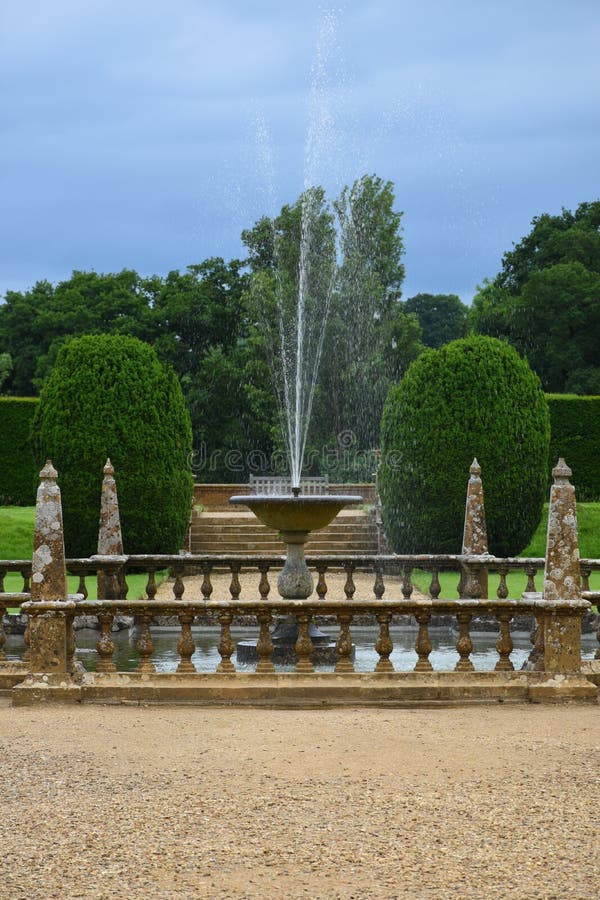 Fontana, Camera di Montacute, Somerset, Inghilterra fotografia stock Fontana, Camera di Montacute, Somerset, Inghilterra fotografia stock
