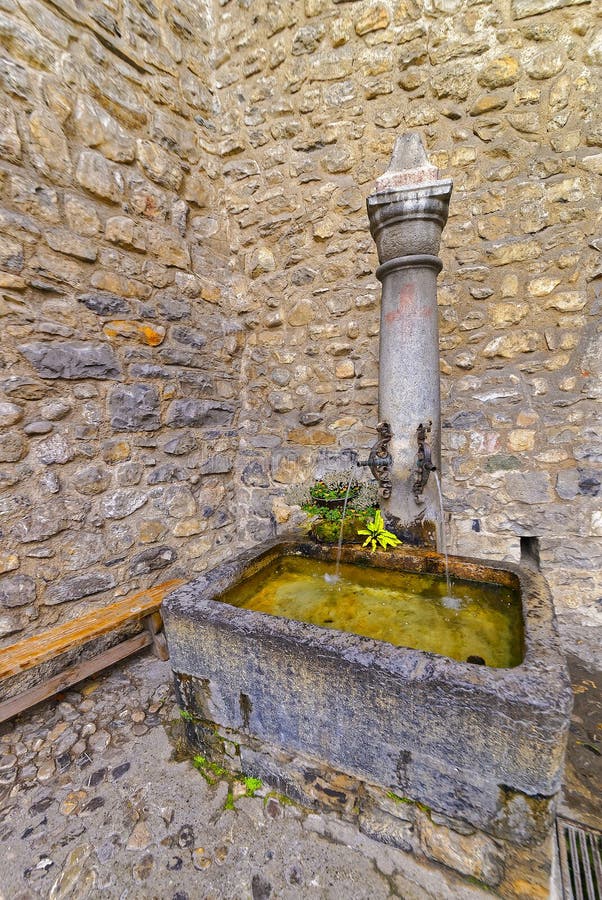Fontana con acqua potabile in cortile del castello di Chillon immagini stock Fontana con acqua potabile in cortile del castello di Chillon immagini stock