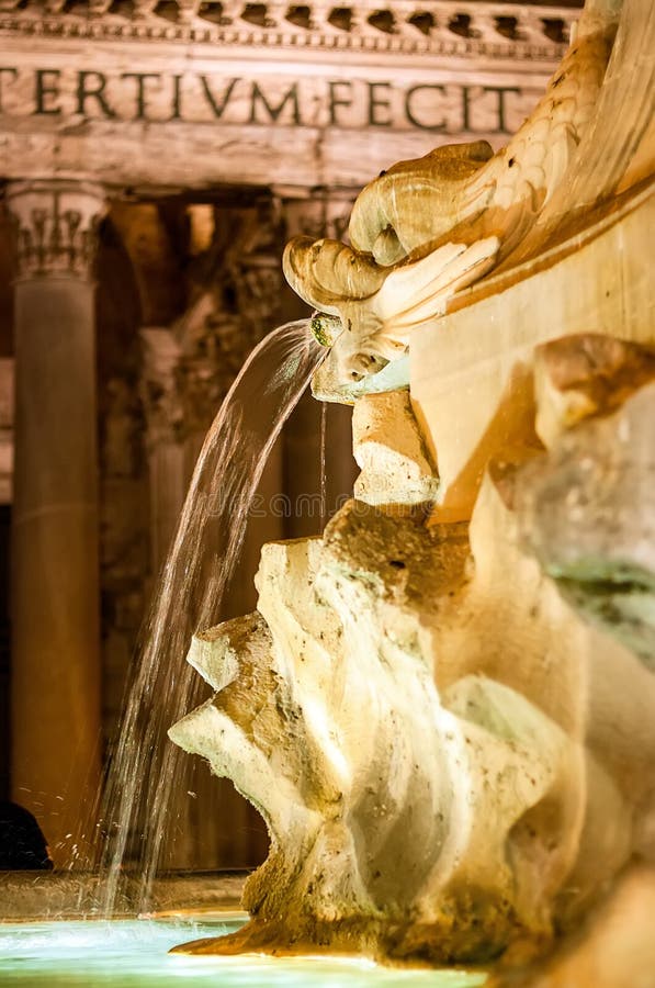 Fontana davanti al panteon a Roma L'Italia fotografia stock libera da diritti Fontana davanti al panteon a Roma L'Italia fotografia stock libera da diritti