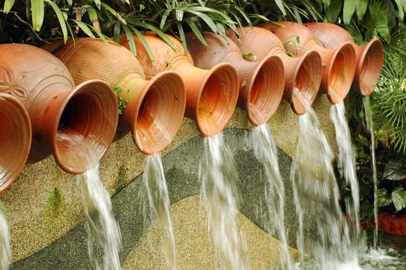 Fontana dei POT dell'acqua immagine stock Fontana dei POT dell'acqua immagine stock