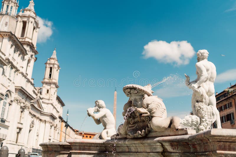 Fontana Del Moro und Sant ‚Agnese in der Agone Kirche am Marktplatz Navona, Rom, Italien lizenzfreie stockfotografie Fontana Del Moro und Sant ‚Agnese in der Agone Kirche am Marktplatz Navona, Rom, Italien lizenzfreie stockfotografie