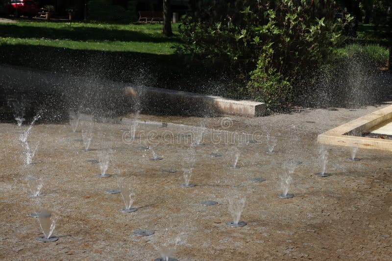 Fontana del parco Sidewalk, giorno di sole fotografie stock libere da diritti