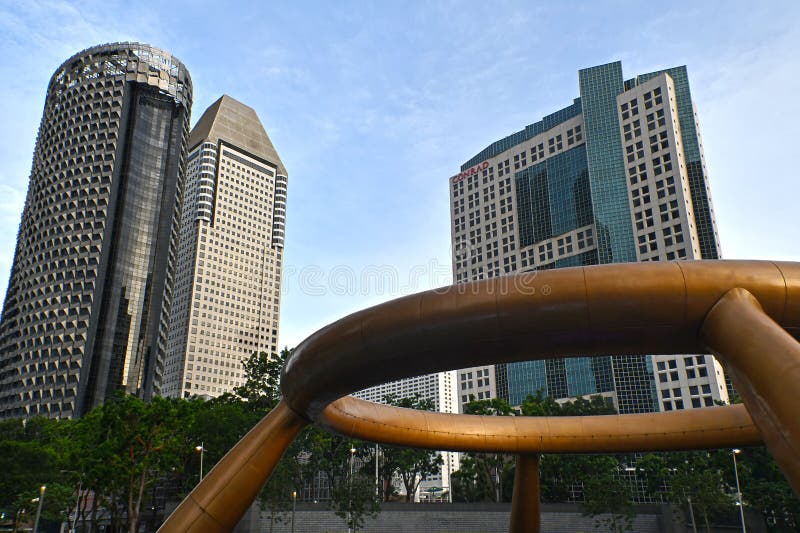Fontana della città di Suntec di ricchezza e dei grattacieli circostanti fotografia stock Fontana della città di Suntec di ricchezza e dei grattacieli circostanti fotografia stock