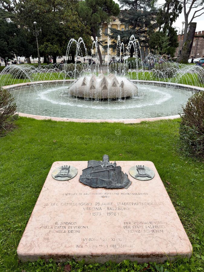 Fontana delle alpi-gjuteriet med marble slab i piazza bra arkivbilder