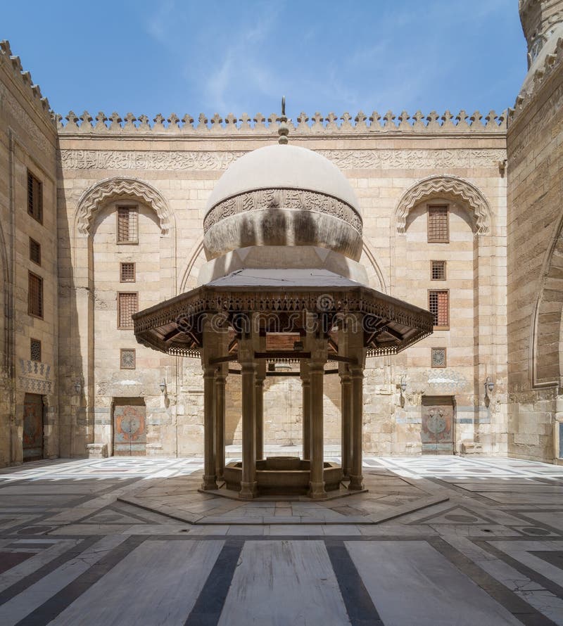 Fontana di abluzione che media il cortile di Al-Sultan Al-Zahir Barquq Mosque, Il Cairo, Egitto fotografia stock libera da diritti Fontana di abluzione che media il cortile di Al-Sultan Al-Zahir Barquq Mosque, Il Cairo, Egitto fotografia stock libera da diritti