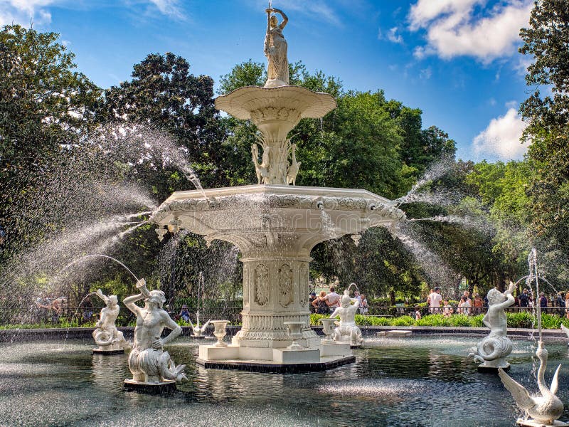 Fontana di Forsyth Park situata nella savannah georgia fotografie stock